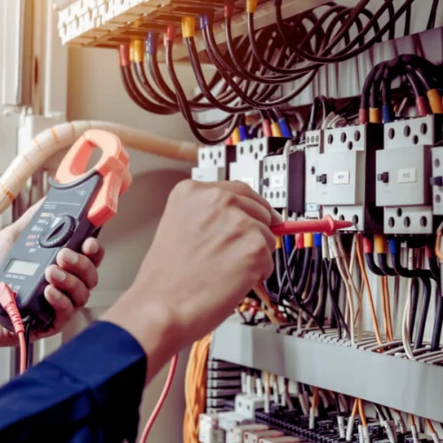 Un électricien sur Lodève et ses environs qui est en train de travailler